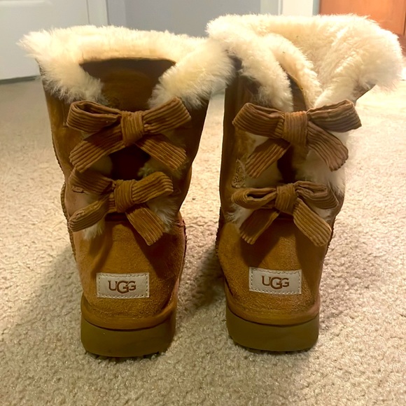 Uggs with bows on the back - Picture 2 of 3